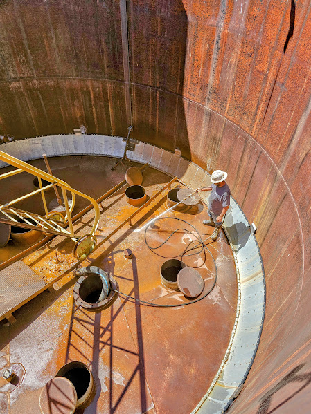 Fuel tank cleaning