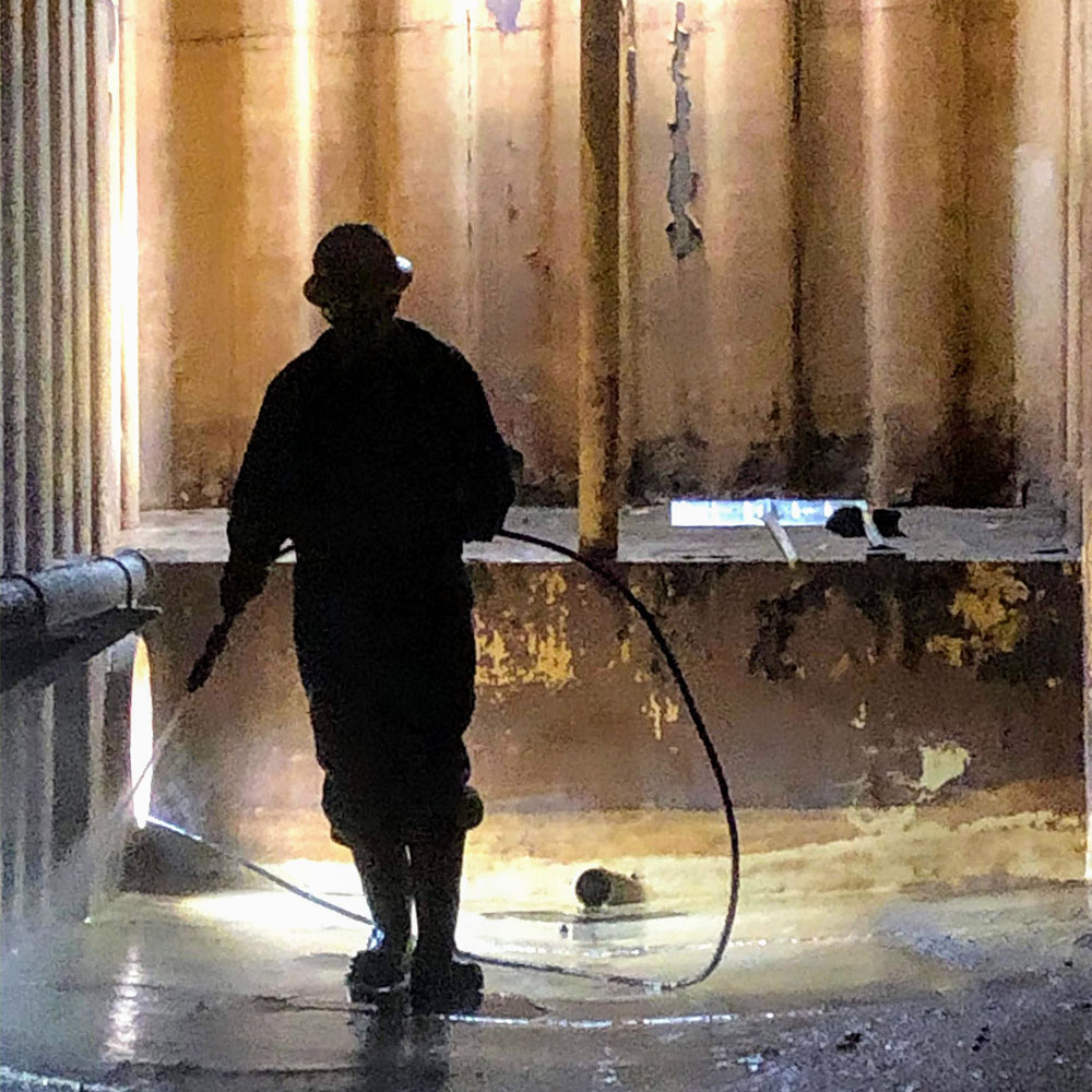 Cleaning frac tanks. Frac tank cleaning.