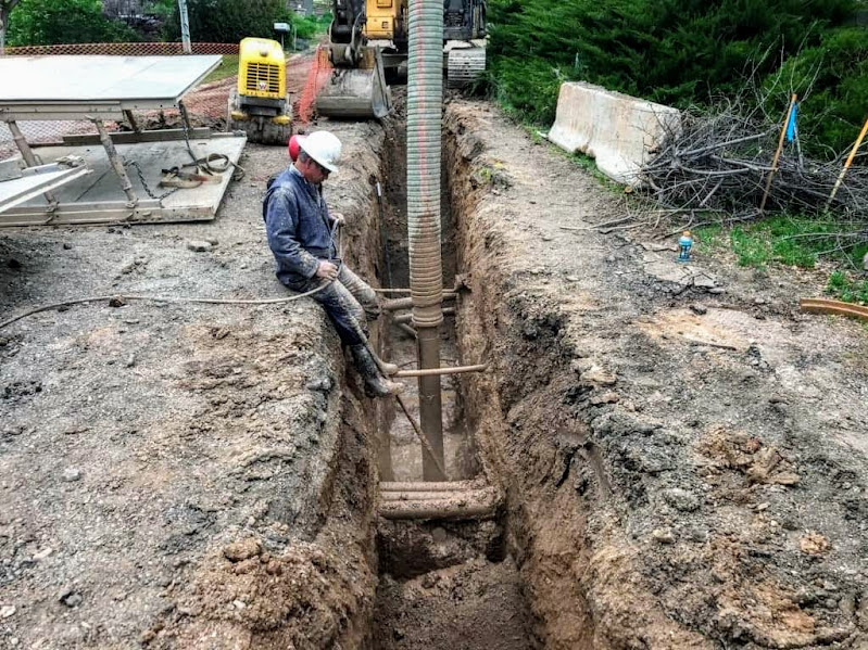 Trenching.  Trenching near other utilities.